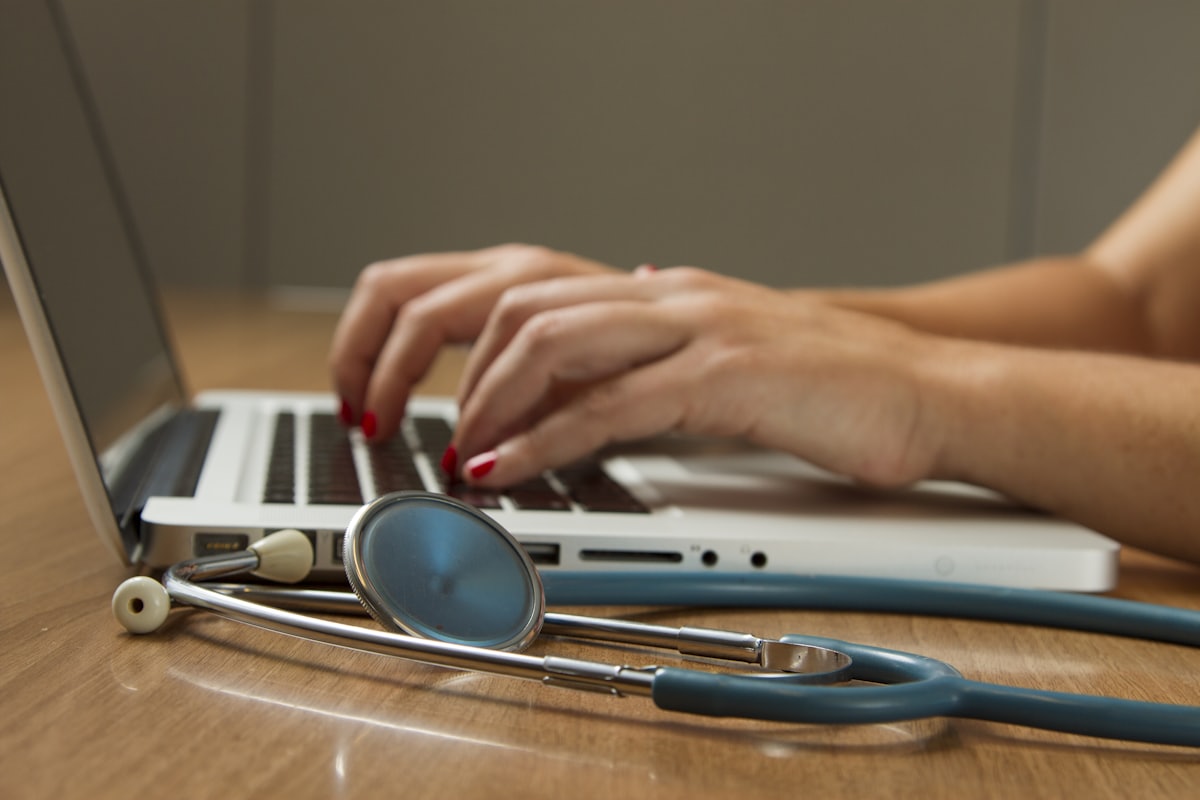 Consulter un médecin pour arrêter de fumer Consultation médicale avec stéthoscope pour un accompagnement afin d'arrêter de fumer