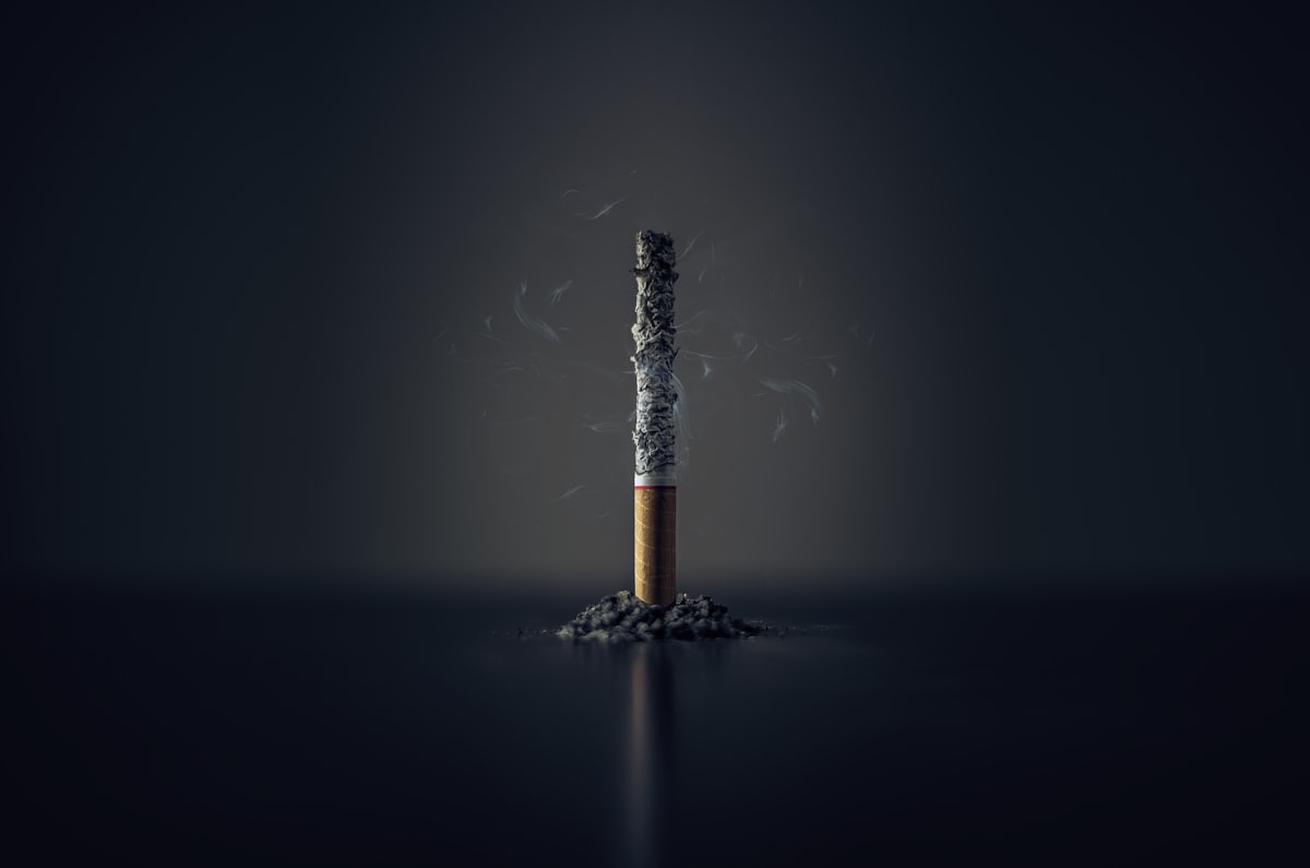 Arrêter de fumer : comprendre la dépendance Cigarette consumée symbolisant la dépendance à la nicotine et la difficulté d'arrêter de fumer
