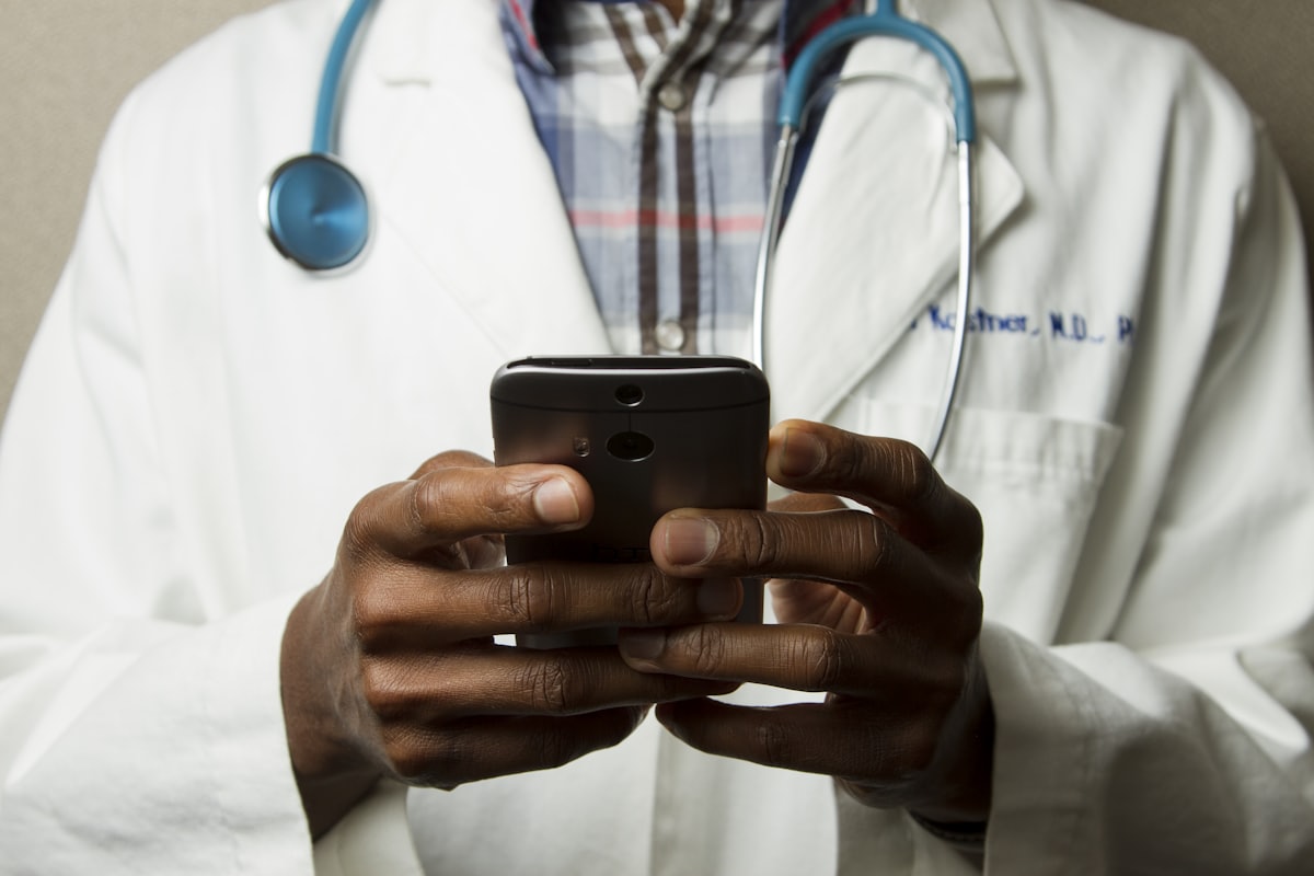 Médecin en blouse blanche avec stéthoscope, consultation pour burn-out