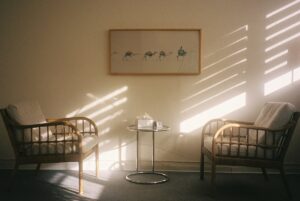 Deux fauteuils face à face dans un cabinet de psychologue, illustrant la différence entre psychiatre et psychologue