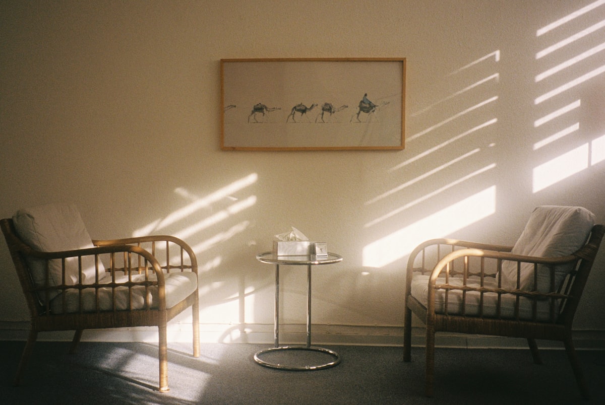 Deux fauteuils face à face dans un cabinet de psychologue, illustrant la différence entre psychiatre et psychologue