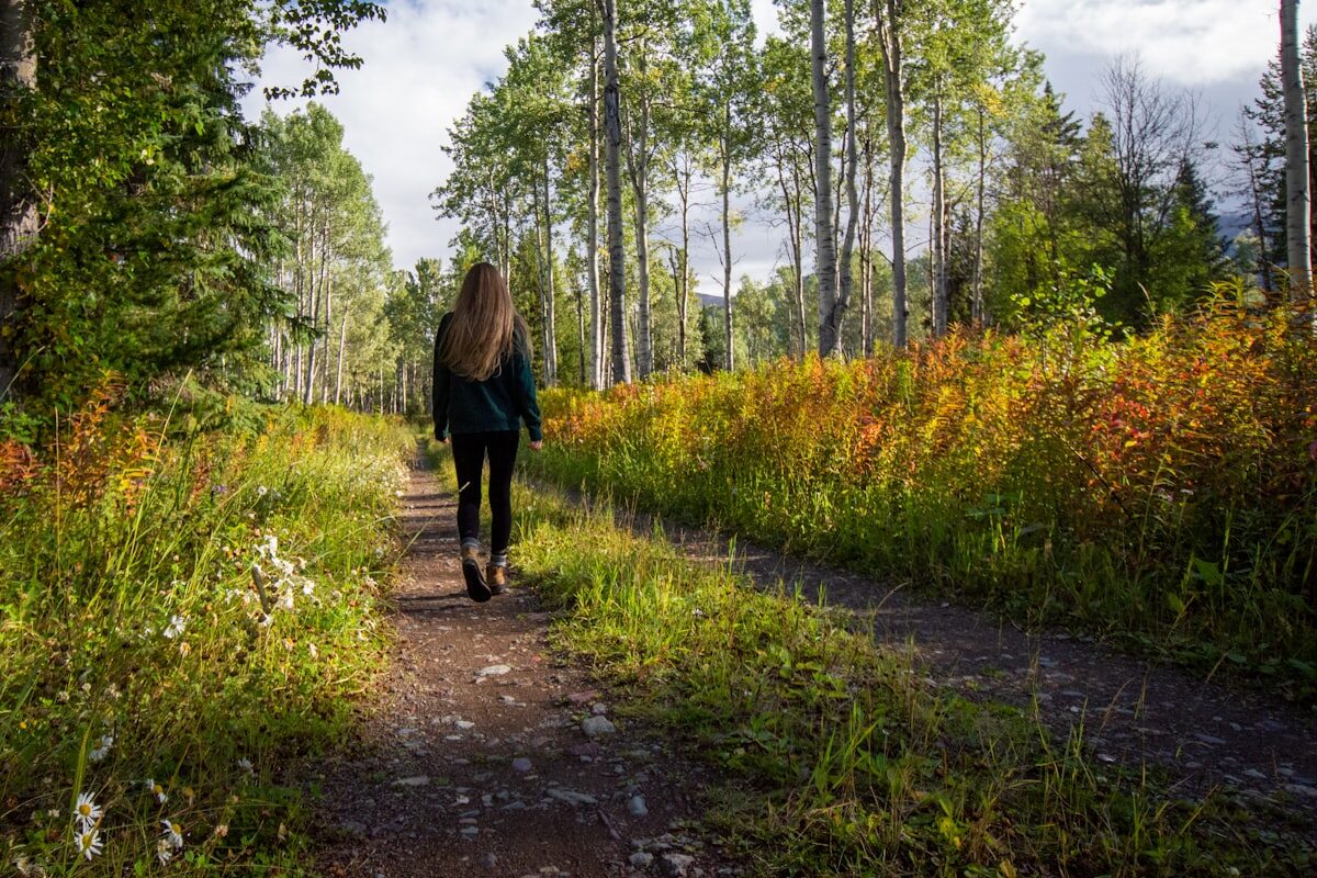 S'apaiser de l'anxiété périnatale Traitement de l'anxiété périnatale : femme marchant calmement en pleine nature