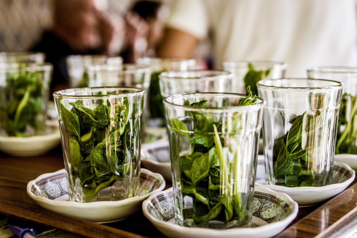Thé à la menthe, symbole de sobriété Verres de thé à la menthe sur une table, symbole de sobriété et de nouveau départ pendant un sevrage alcoolique accompagné