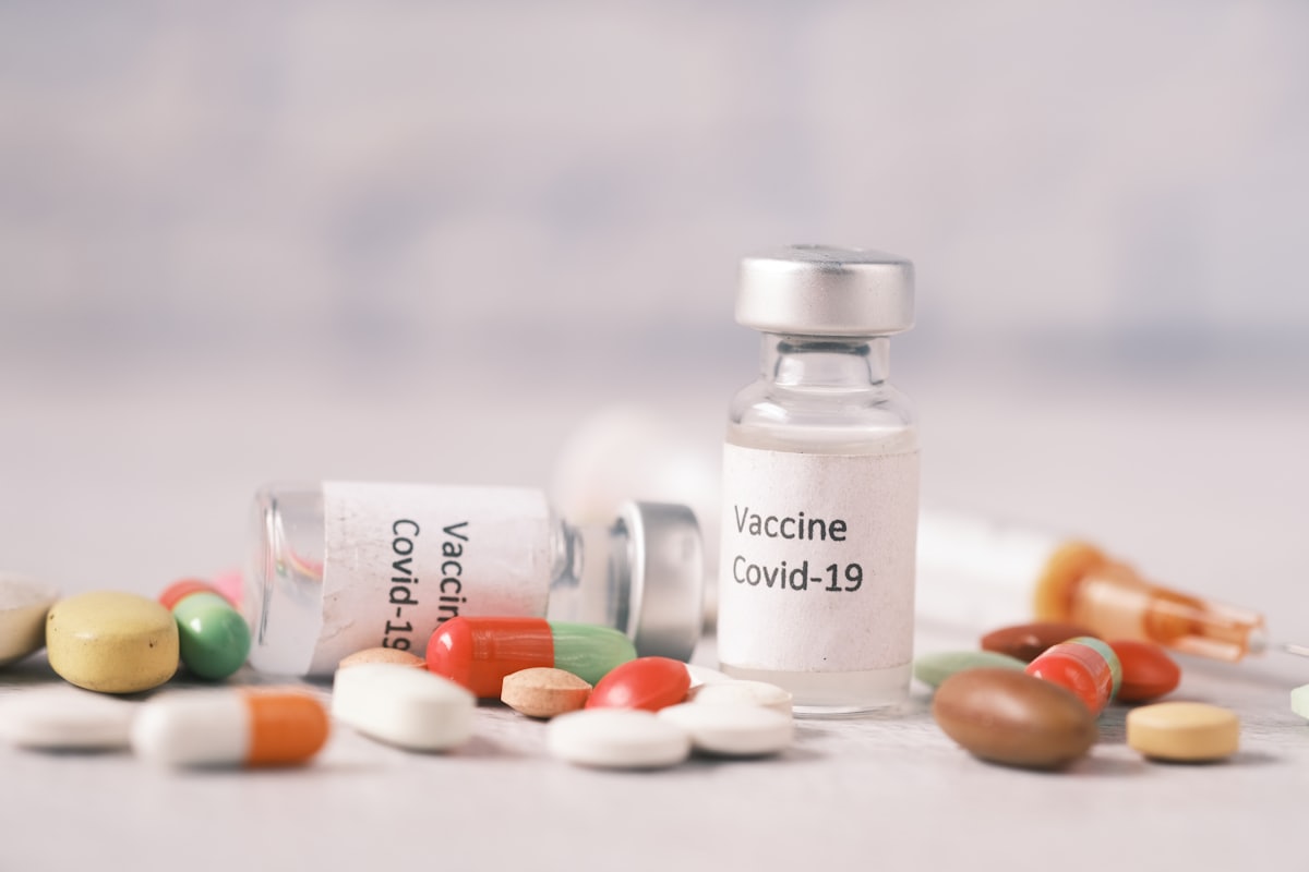Boîtes de benzodiazépines (anxiolytiques) sur une table blanche, illustrant l'usage prolongé et le risque de dépendance