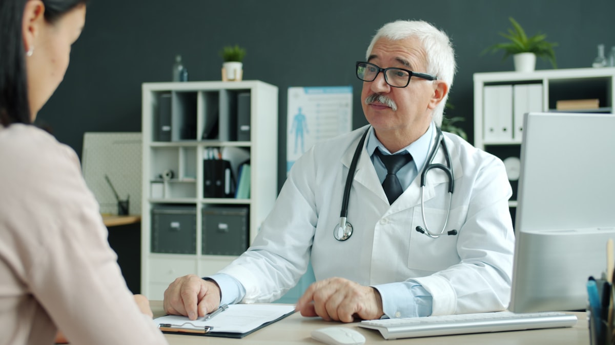 Consultation entre un médecin et un patient pour préparer l'arrêt progressif des benzodiazépines
