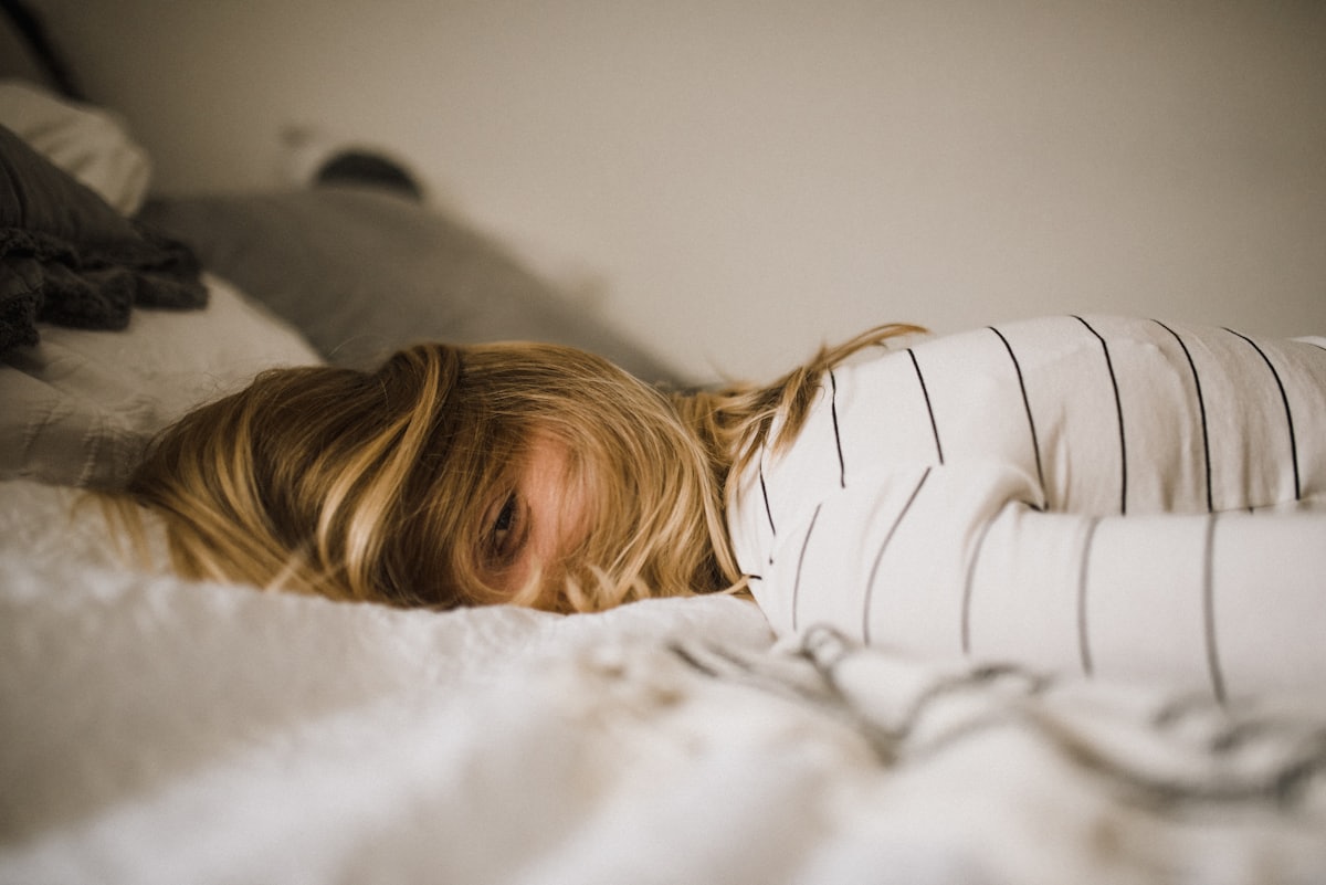 Signes de la charge mentale Femme épuisée par la charge mentale, signes de surcharge cognitive