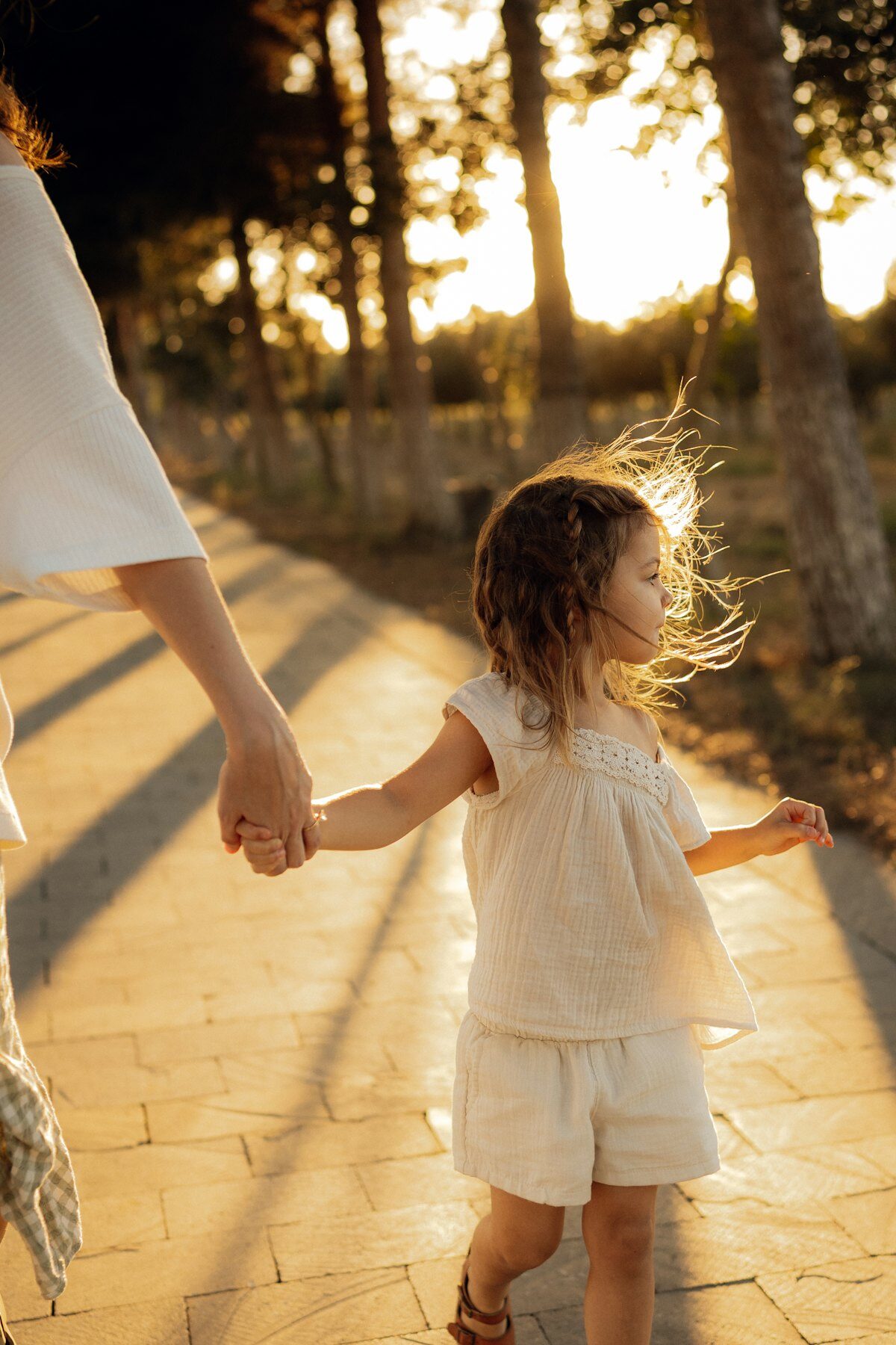 Parent tenant la main de son enfant, reconstruire le lien pour sortir du burn-out parental
