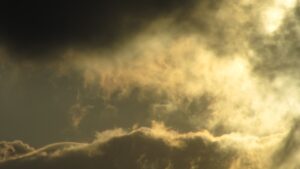 شخص متقلّب المزاج يوحي بالاضطراب المزاجي الدوري، بين طور مرتفع وطور منخفض — الدكتورة مينا ستلي، طبيبة نفسية في مراكش
