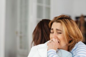 Deux femmes se réconfortant, accompagnement d'un deuil pathologique à Marrakech