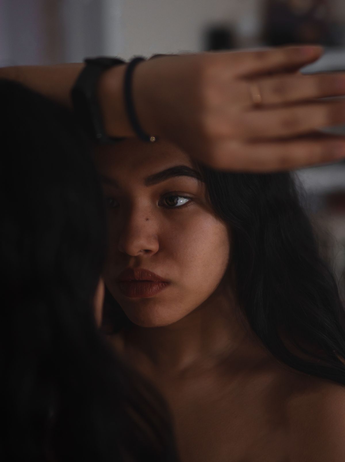Signes d'une faible estime de soi Femme pensive face à son reflet, signes d'une faible estime de soi
