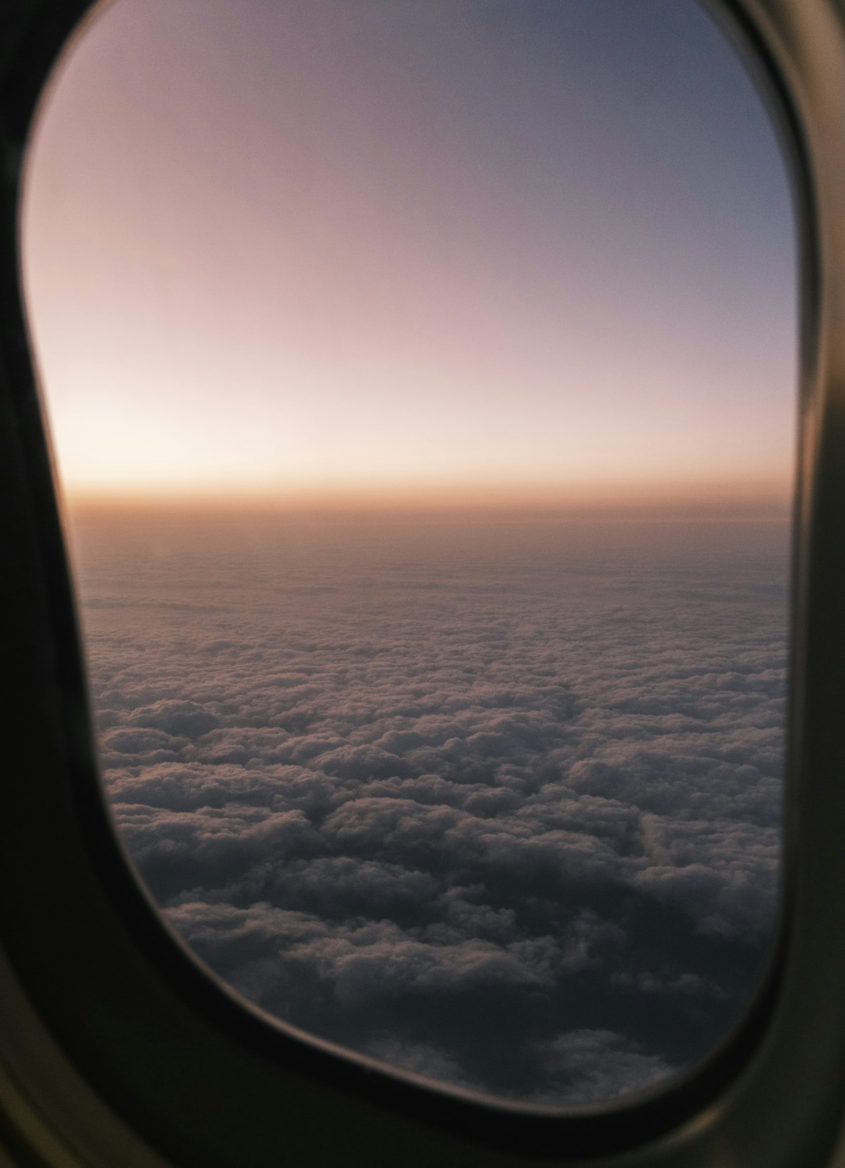 Phobie de l'avion Vue par le hublot d'un avion au coucher du soleil, image des phobies spécifiques et de la peur de l'avion