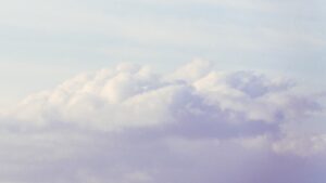 كوّة طائرة فوق الغيوم توضّح الرهاب النوعي مثل رهاب الطيران — الدكتورة مينا ستلي، طبيبة نفسية في مراكش