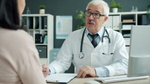 Première consultation : un médecin écoute une patiente lors d un entretien au cabinet