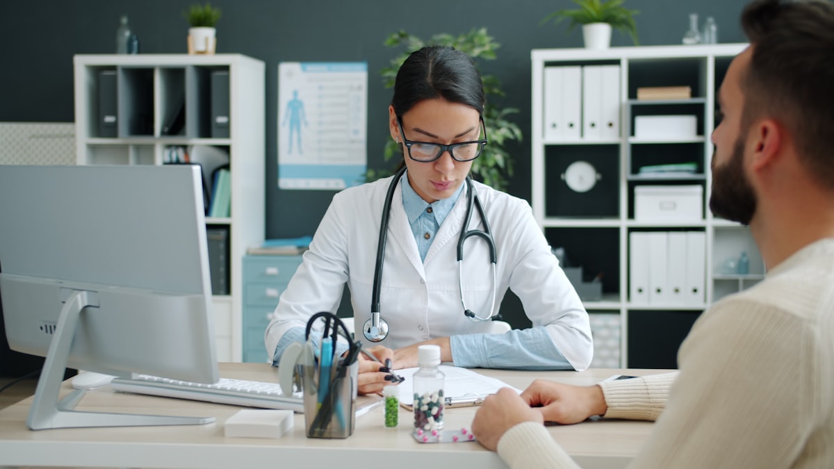 La synthèse et le projet de soin Après la première consultation : le médecin note le projet de soin avec le patient