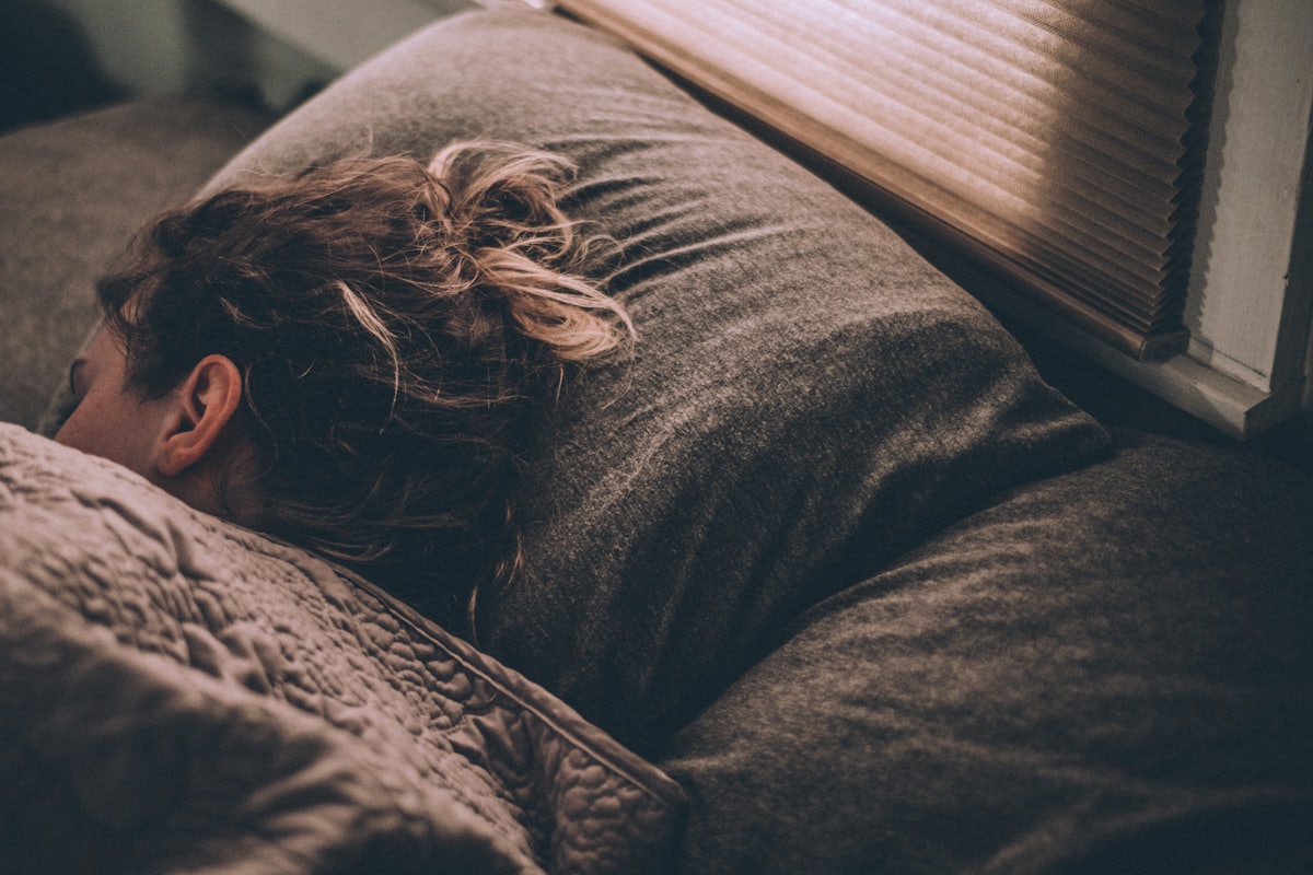 Réveils nocturnes la nuit Personne allongée dans une chambre sombre lors de réveils nocturnes près d une fenêtre la nuit