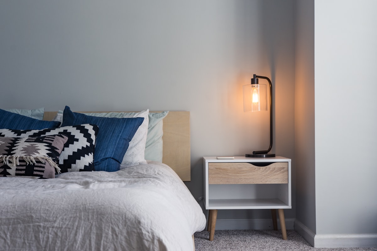 Environnement propice au sommeil Chambre sobre et apaisante avec lampe de chevet douce pour prévenir les réveils nocturnes