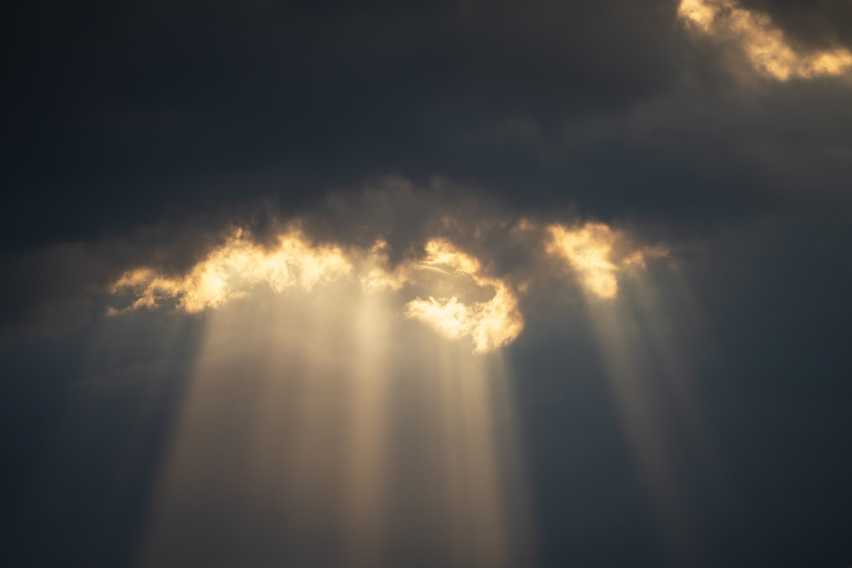 Comprendre les sautes d'humeur Ciel aux nuages contrastés symbolisant les sautes d'humeur normales de la vie affective