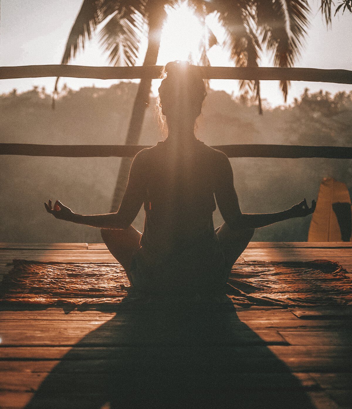 Respiration lente et posture calme pour apaiser les effets du stress chronique sur le corps