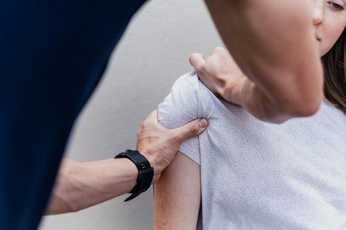 Kinésithérapeute qui mobilise l'épaule d'une patiente : la rééducation fait partie de la prise en charge de la douleur chronique