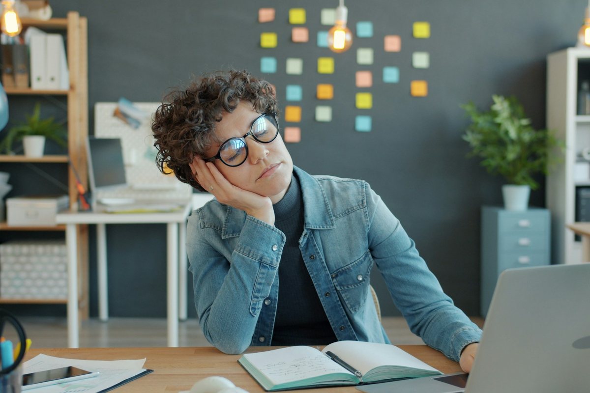 طالب متعب يسند رأسه بيده على مكتبه: الإرهاق المستمر من علامات الإنذار