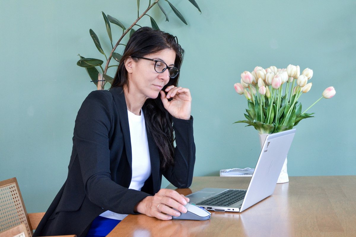 Signes du syndrome de l'imposteur Femme au téléphone à son bureau : une réussite visible qui n'empêche pas le doute du syndrome de l'imposteur