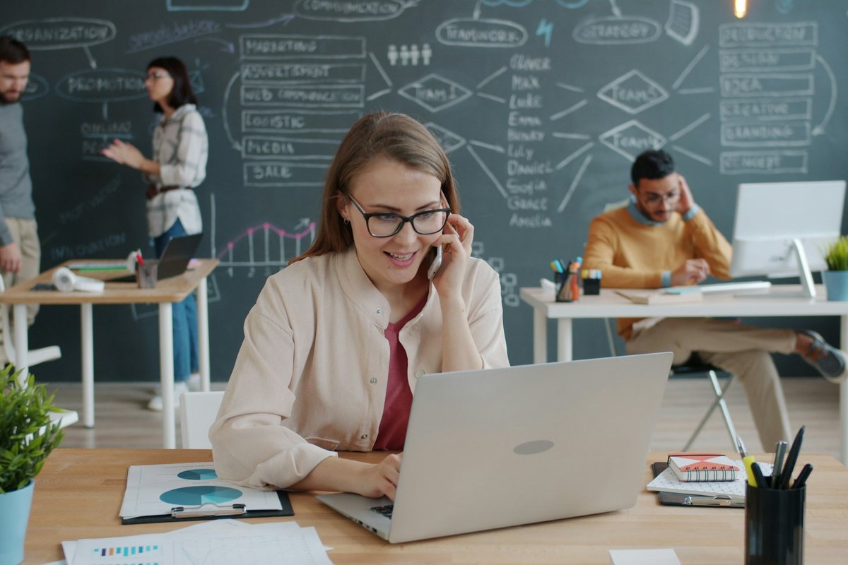 Prise en charge du syndrome de l'imposteur Professionnelle au téléphone dans un bureau d'équipe : reprendre confiance dans son travail