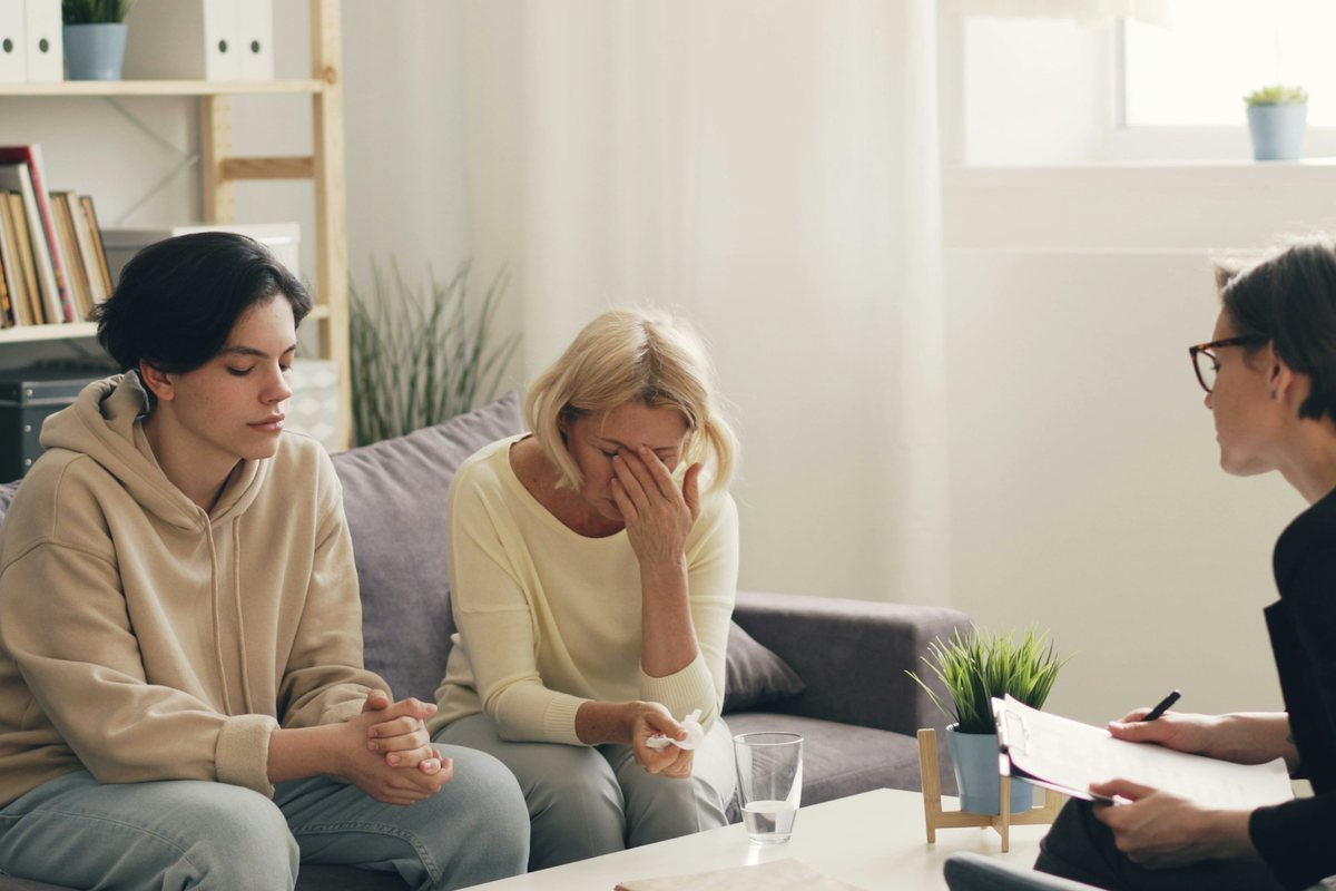 Séance de thérapie familiale avec une adolescente et sa mère : la famille est associée au soin de l'automutilation