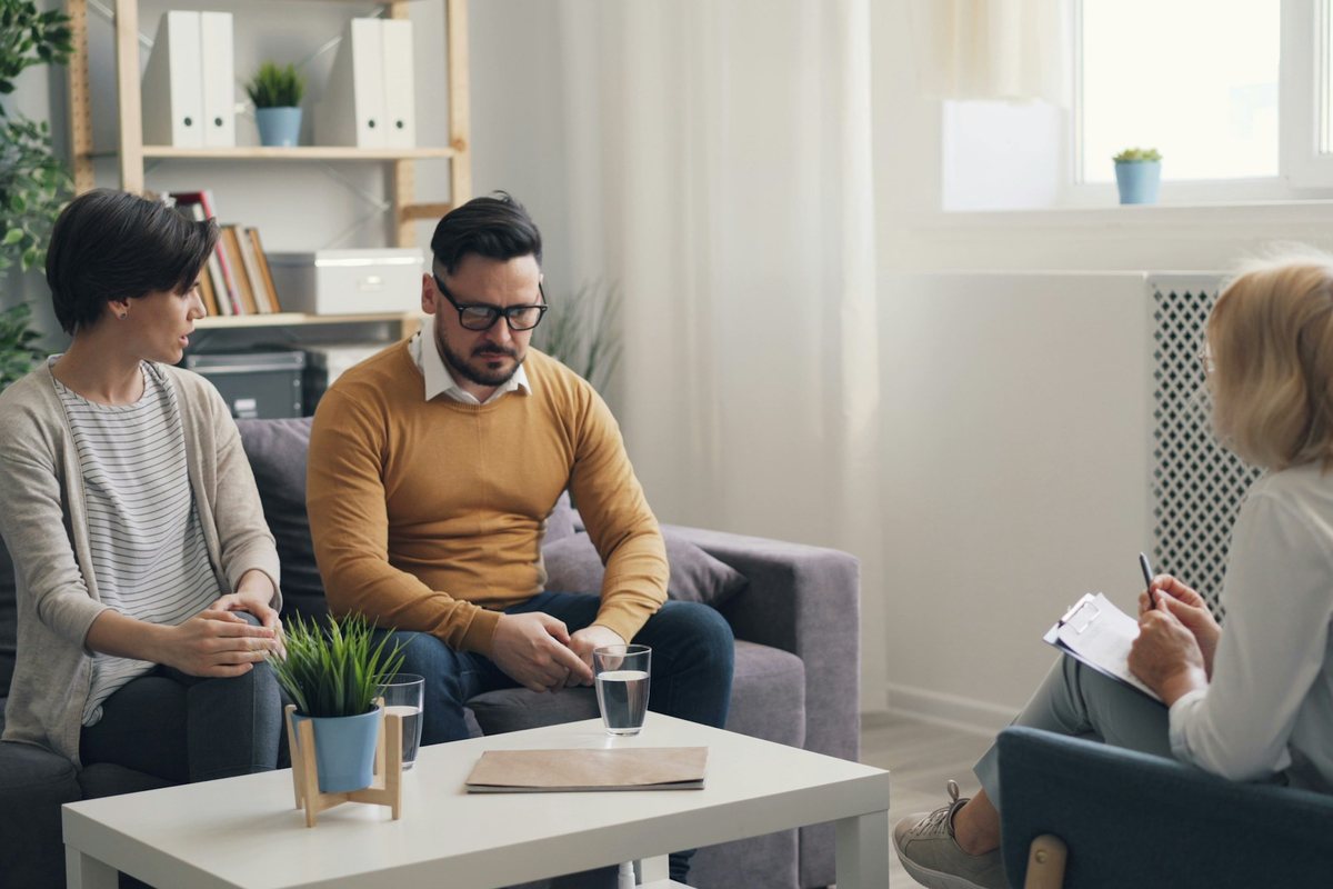 Un accompagnement professionnel du deuil Couple reçu en consultation par une thérapeute : un espace d'écoute pour exprimer un deuil périnatal