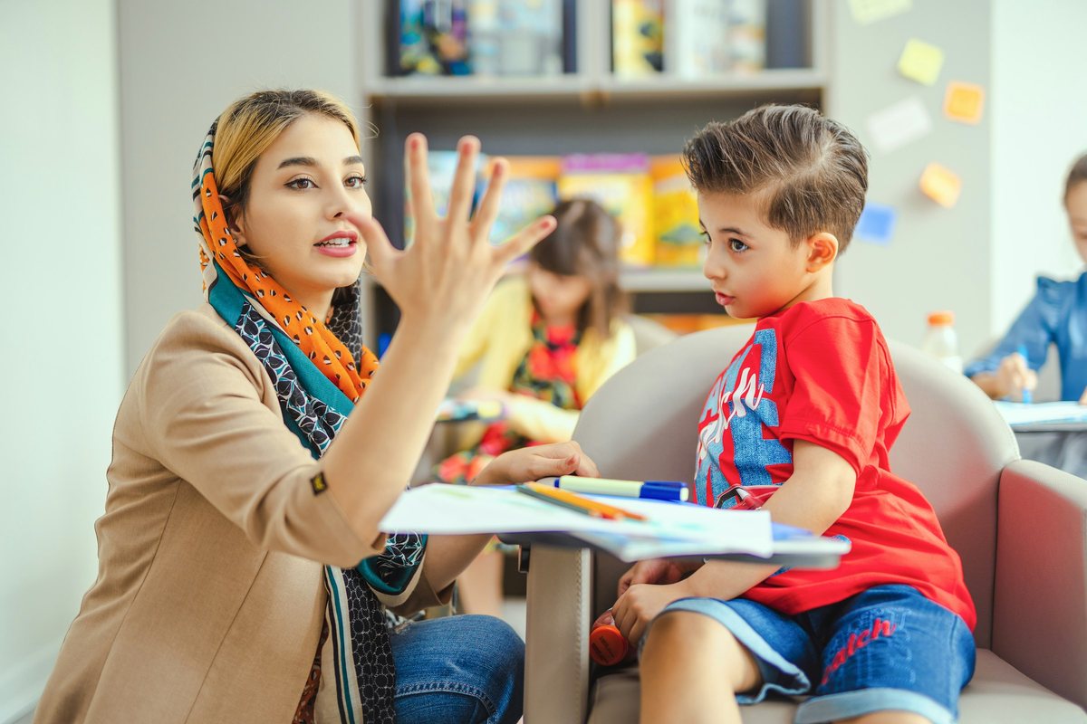 معلمة تشرح لتلميذ داخل القسم: للمدرسة دور أساسي في رصد فرط الحركة لدى الطفل