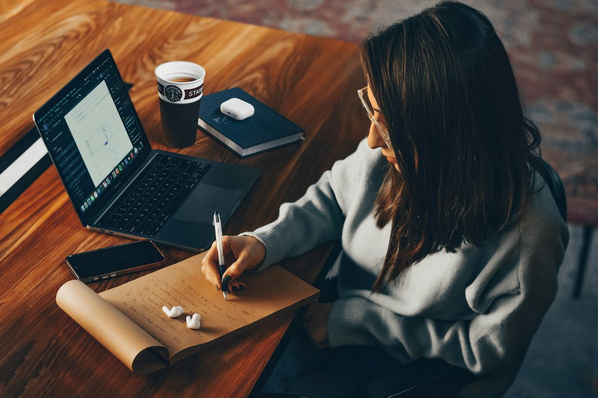 Se faire accompagner face au harcèlement au travail Femme qui prend des notes à son bureau : consigner les faits aide à se défendre face au harcèlement moral au travail