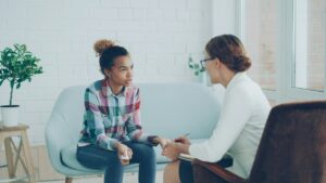 مراهقة تُصغي إليها معالجة نفسية: فضاء للحديث للخروج من دائرة إيذاء الذات لدى المراهقين