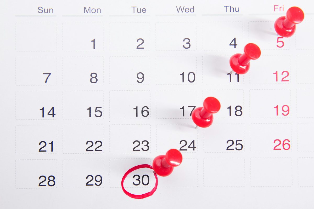 Suivre son cycle pour objectiver le syndrome prémenstruel Calendrier avec des dates épinglées : noter ses symptômes sur deux ou trois cycles aide à repérer un syndrome prémenstruel